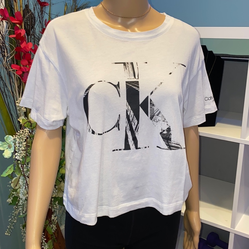 Like brand new! Calvin Klein tee with black logo detailing.